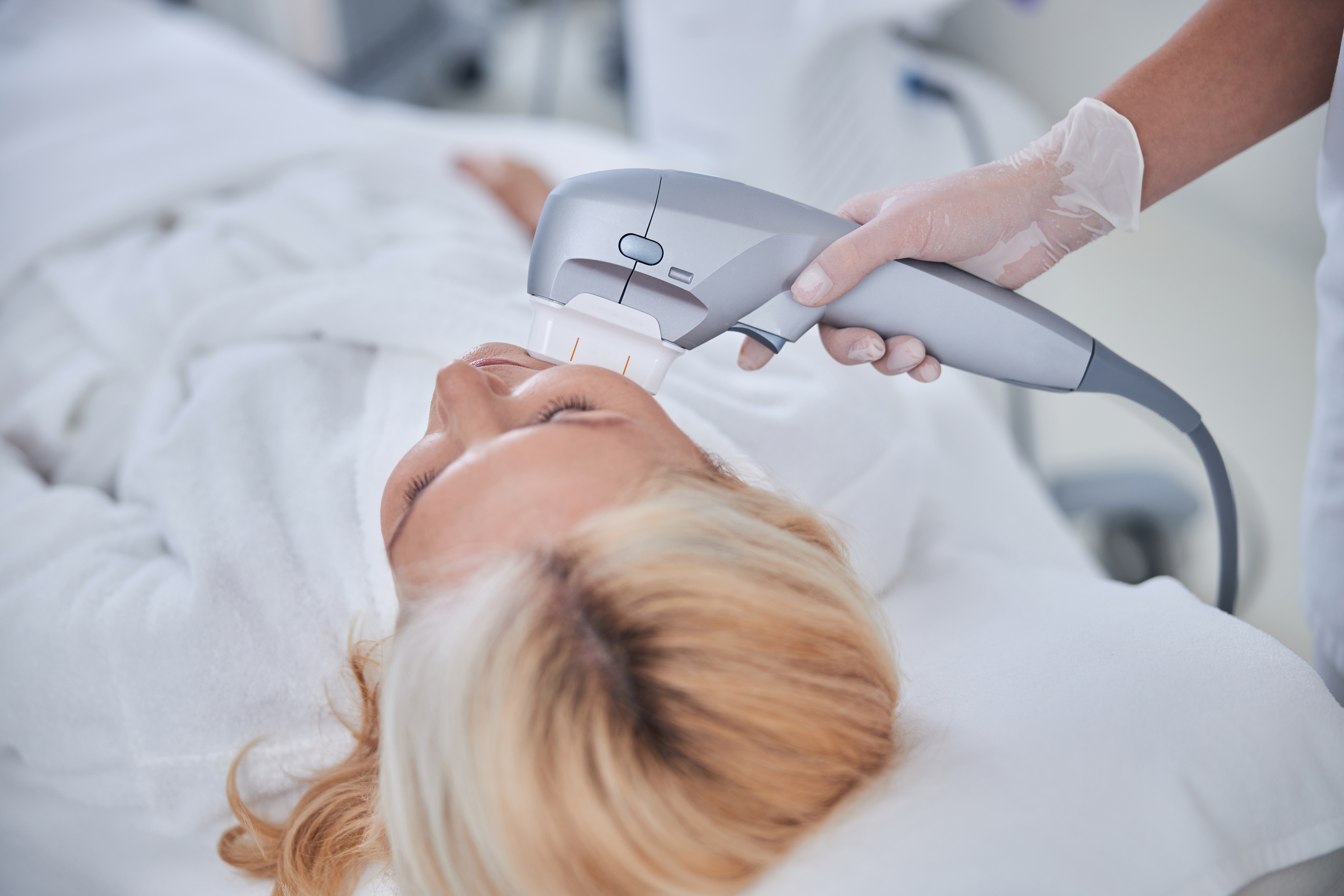 HIFU – lifting bez skalpela. Jak działa i jakie urządzenie wybrać do salonu?