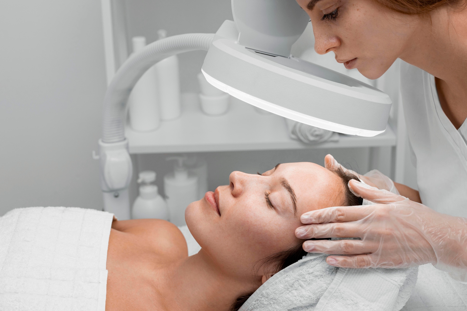 Analizer skóry – jak diagnostyka zwiększa sprzedaż zabiegów w salonie?