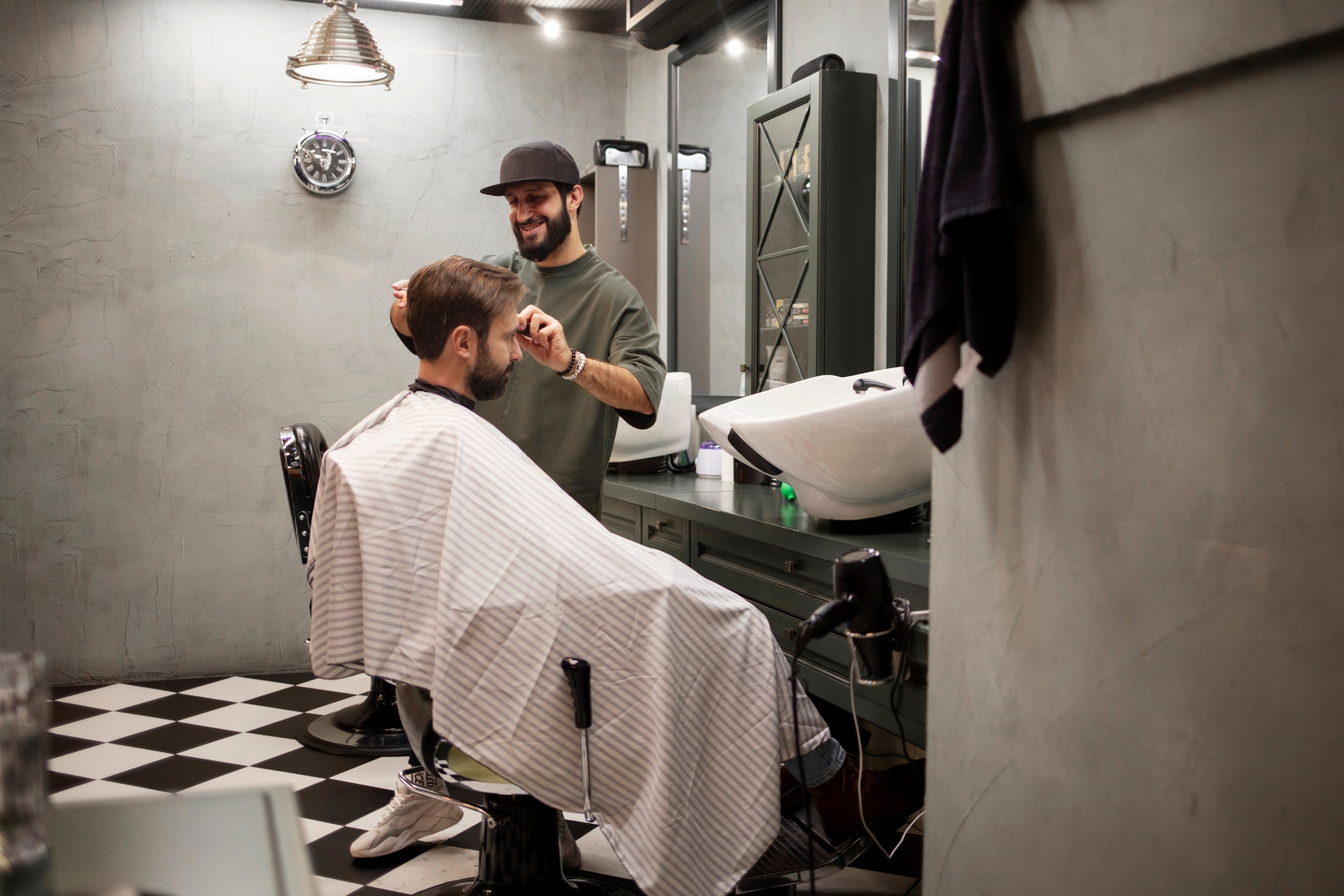 Stanowisko barberskie od zera – jakie meble i sprzęt są niezbędne?