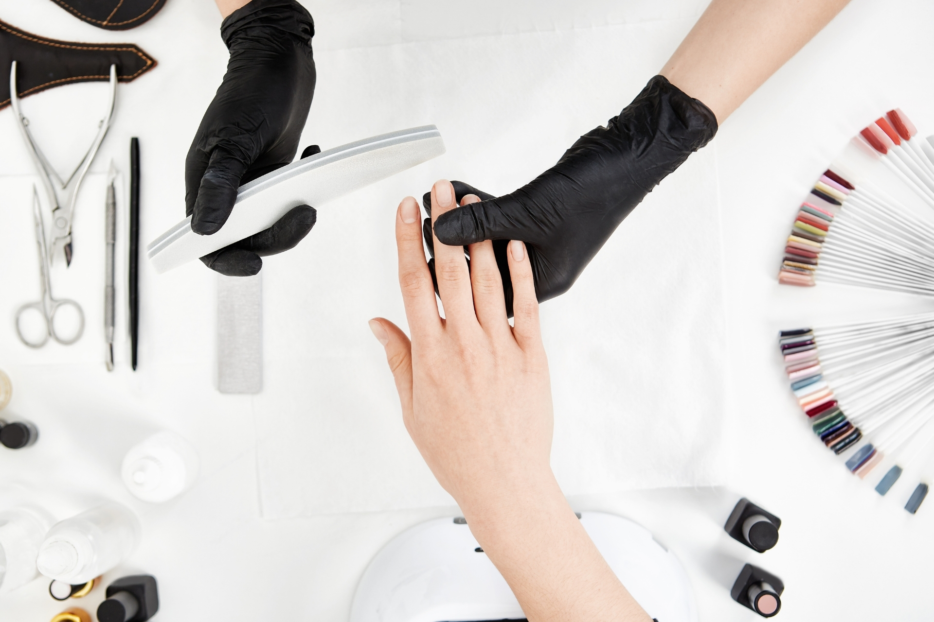 Kompletne stanowisko do manicure – od stołu po pochłaniacz pyłu